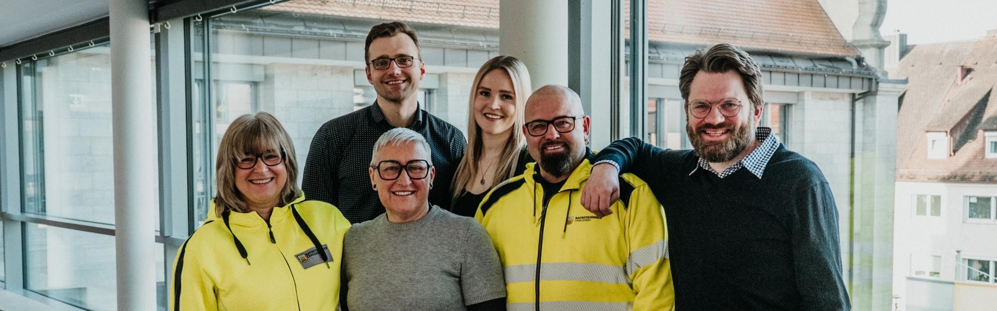 Personengruppe lächelt in die Kamera