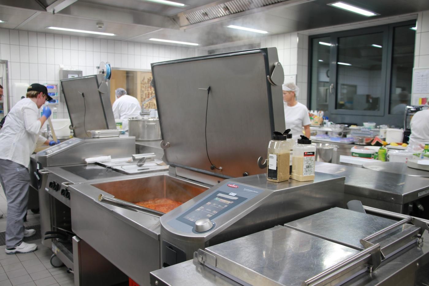 Großer Herd mit Bolognese