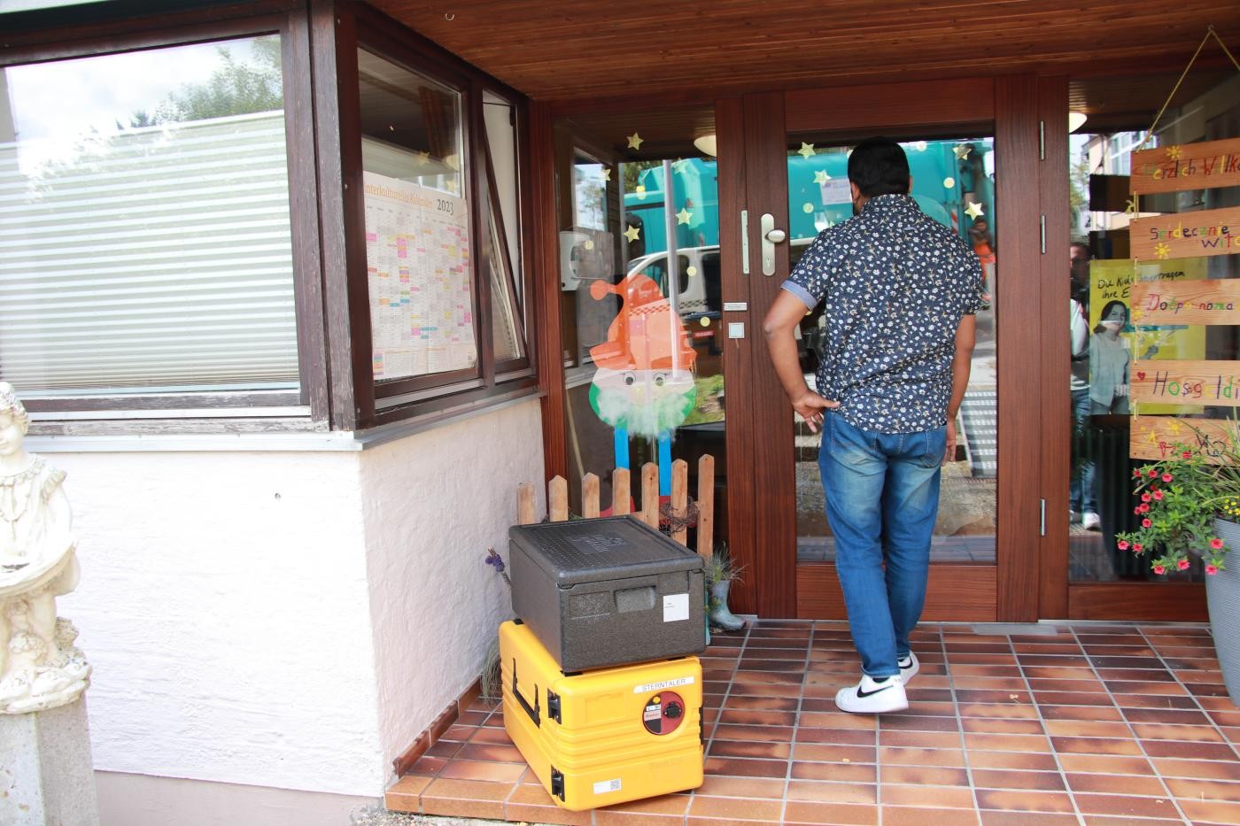 Taxifahrer liefert Essen aus