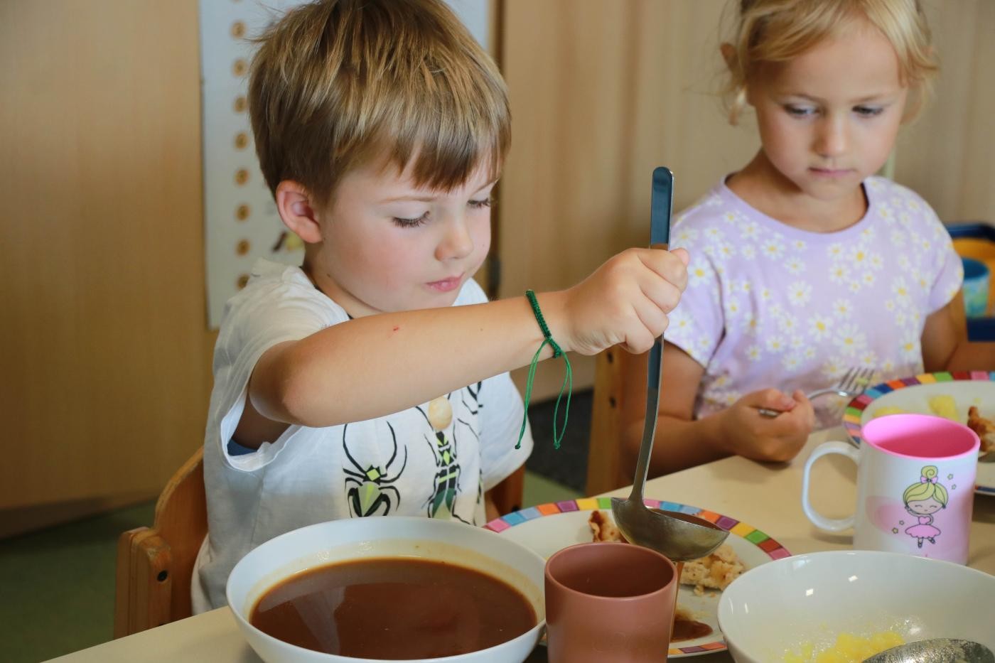 Junge schenkt sich Soße nach