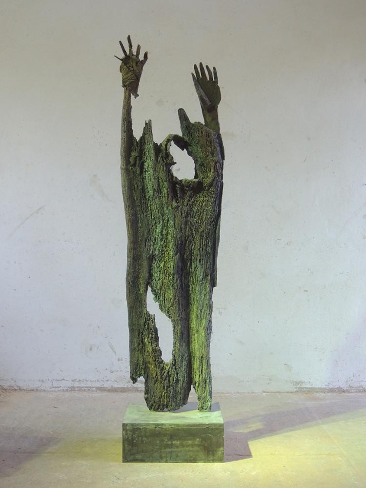 Eine Skulptur von Dietrich Klinge, die in Rostoptik an einen Geist erinnert.