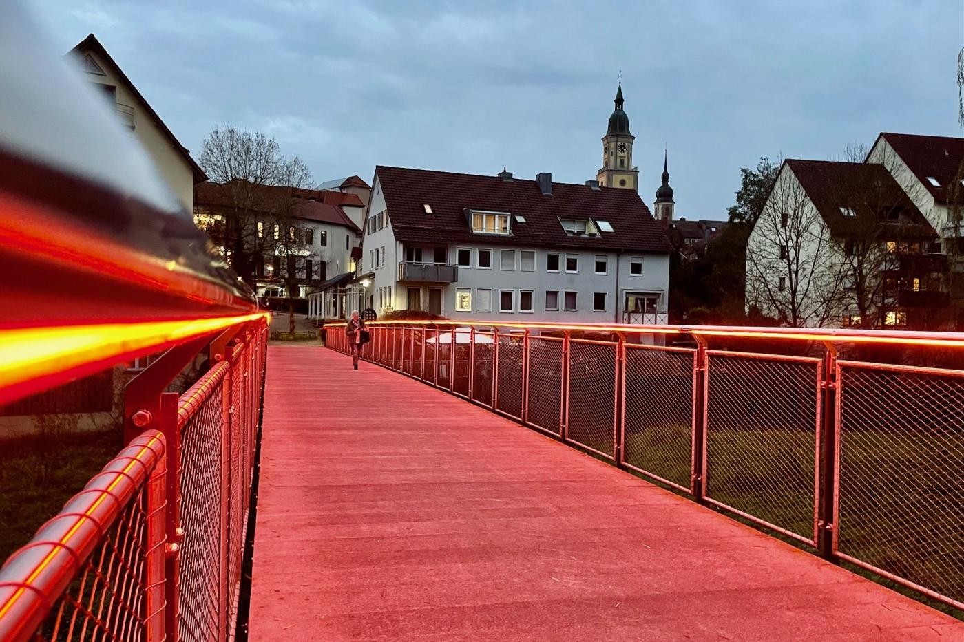 Der Bleichesteg ist Orange erleuchtet.