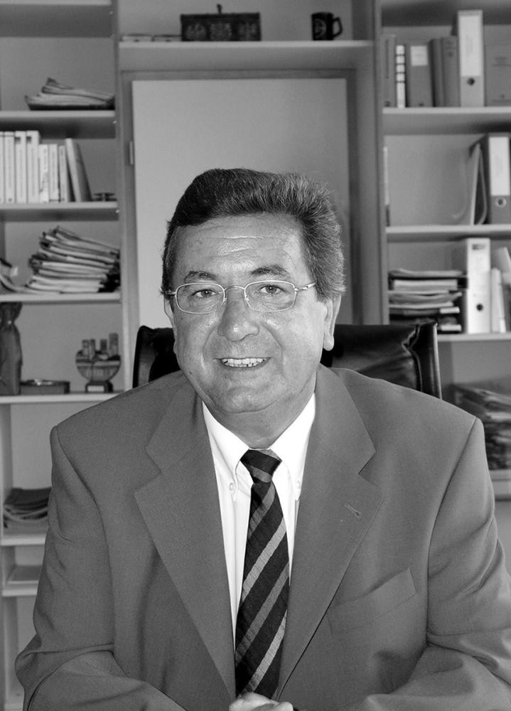 Ein Mann sitzt in einem Büor an einem Schreibtisch - Andreas Raab, ehemaliger Oberbürgermeister Crailsheims ist verstorben