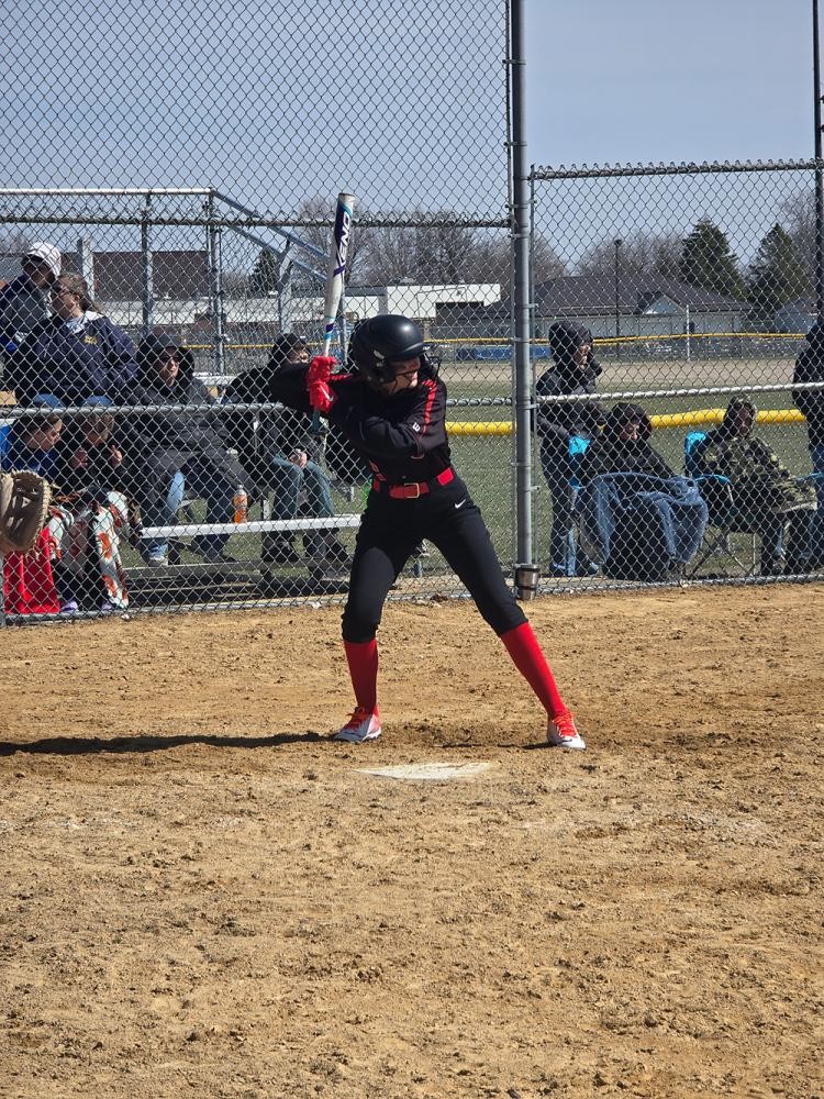 privat Eine junge Frau im Sportdress holt beim Softball aus