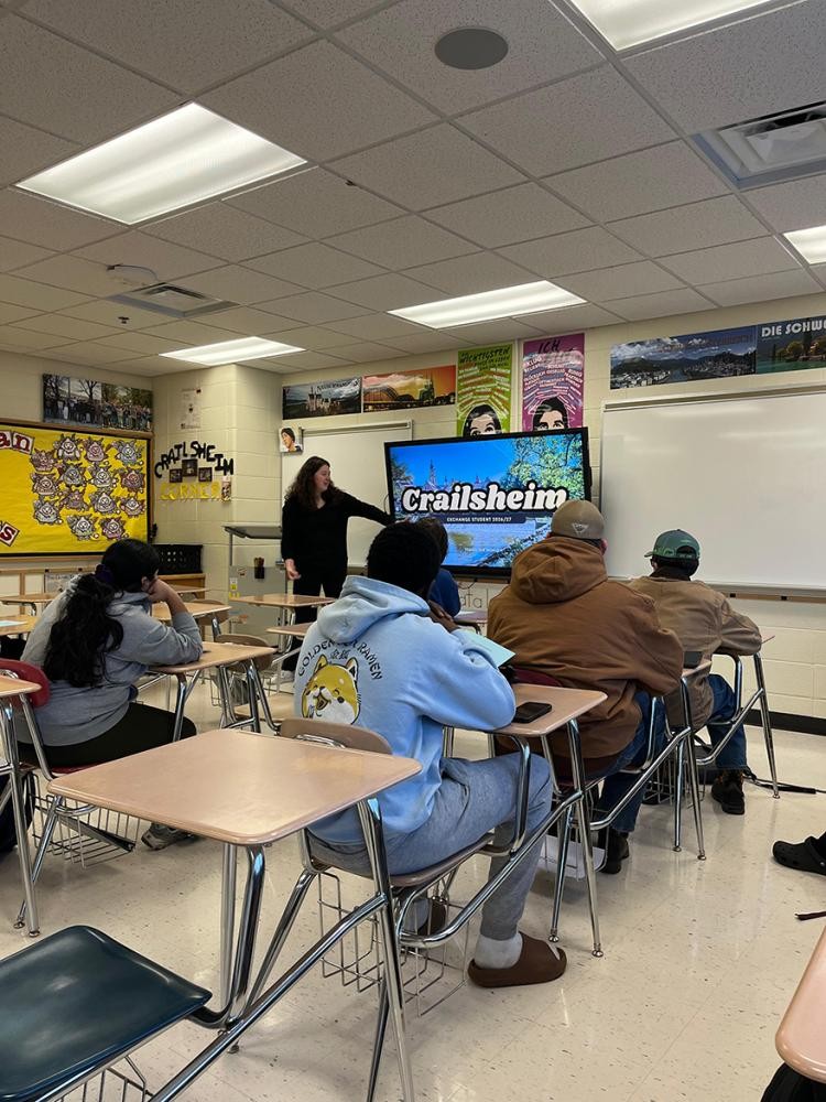 privat eine junge Frau referiert vor einer Schulklasse