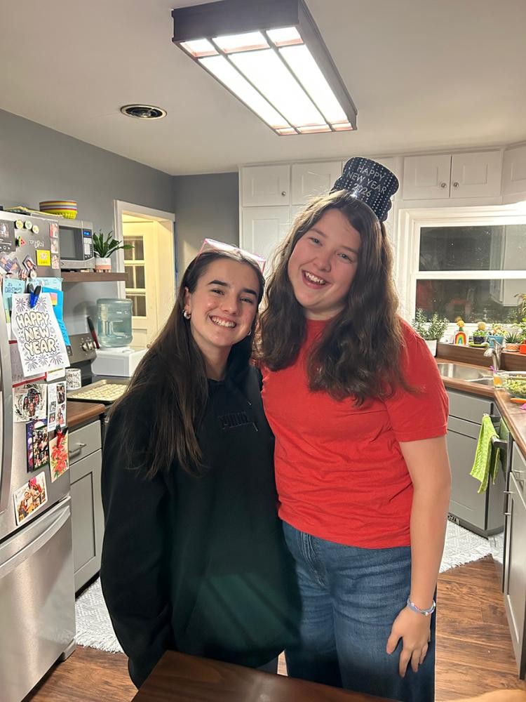 privat zwei junge Frauen lächeln in die Kamera