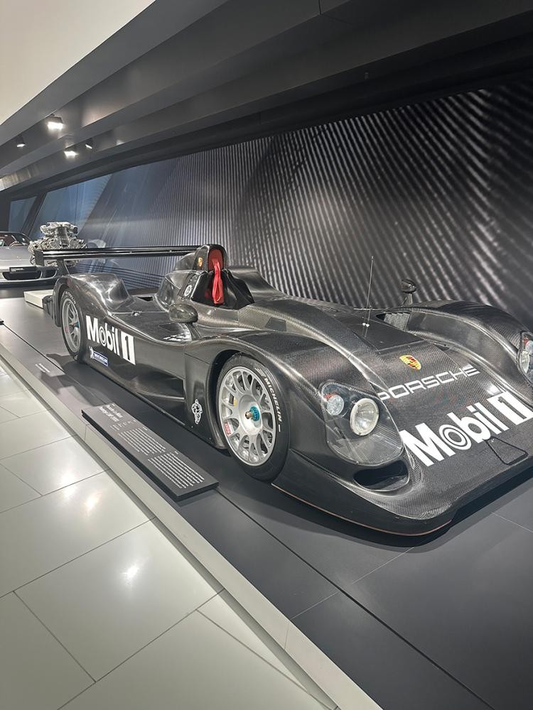 privat ein Rennsportwagen in einem Museum