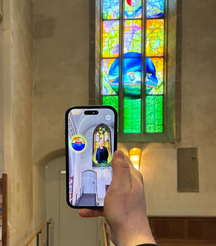Stadtverwaltung ein Smartphone vor einem bunten Fenster
