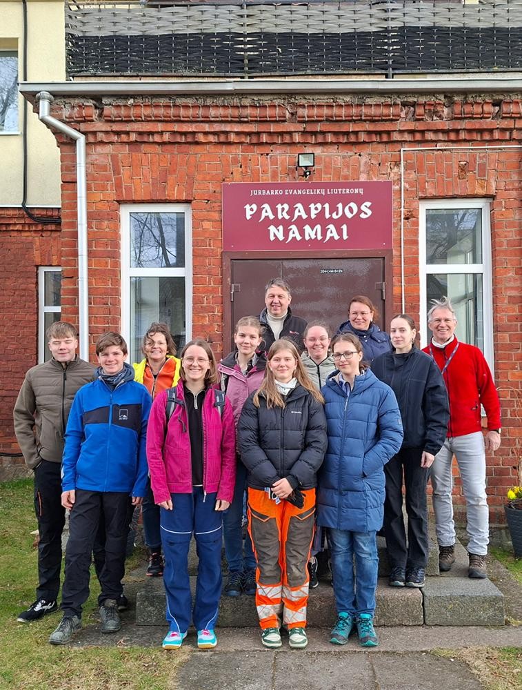 Mehrere Personen stehen vor einer Tafel