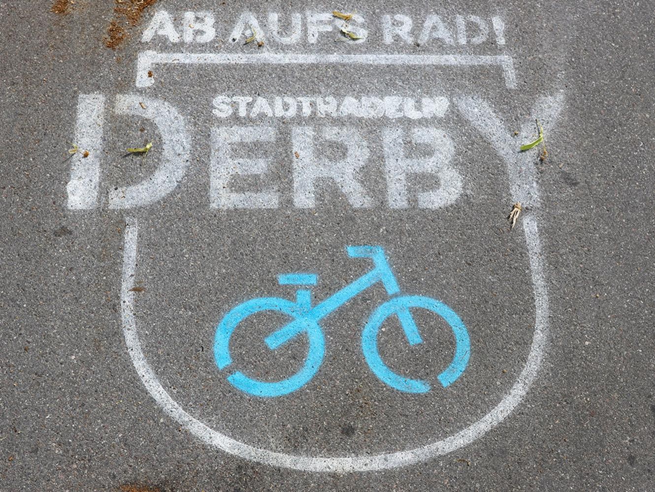 Eine Kreidezeichnung auf dem Asphalt zum Stadtradeln-Derby