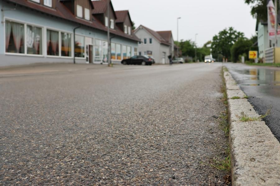eine Straße aus der Froschperspektive