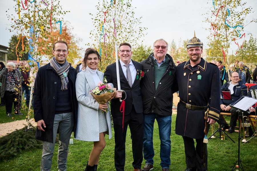 Fünf Personen, teils kostümiert, lächeln in die Kamera