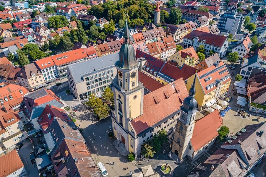 Das Rathaus Crailsheim mit Turm aus der Luft