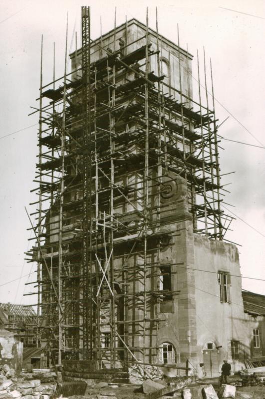 Bild, das den Bau des Rathausturmes zeigt