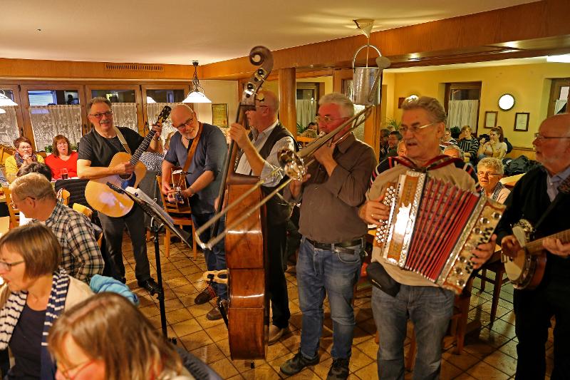 Echt Handg'macht und weitere Musikanten beim Kneipensingen