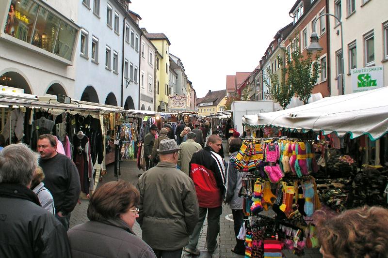 Markt in der Langen Straße mit vielen Menschen