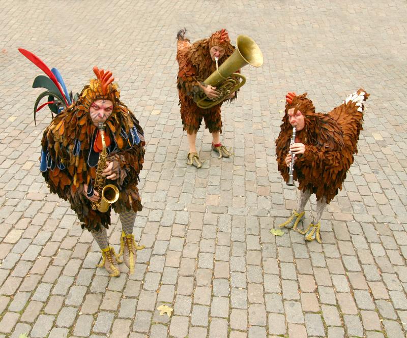 Musikalische Hühner, die auf dem Kulturowchenende 2019 aufgetreten sind.