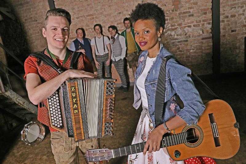 Gruppenbild der Band mit ihren Instrumenten