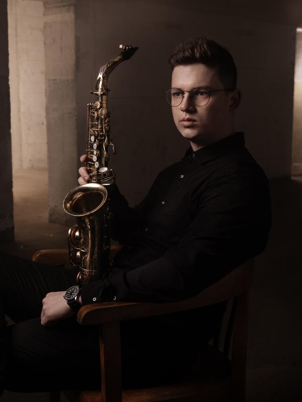 Portrait von Anže Rupnik mit Saxophone in der Hand