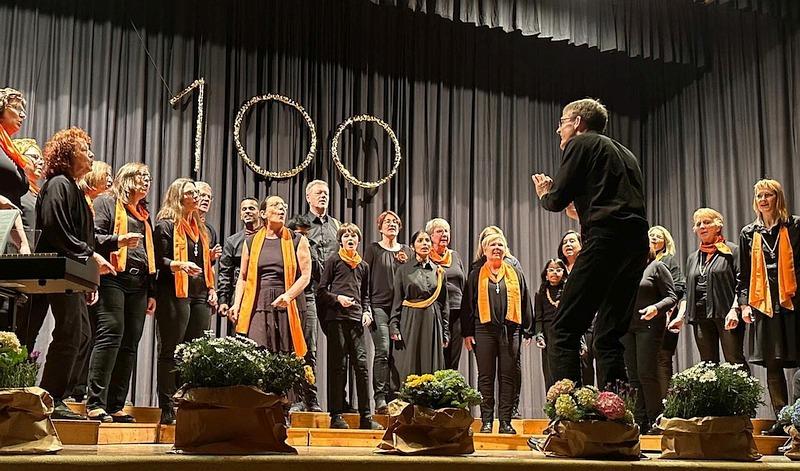 Der Chor auf einer Bühne bei einem Auftritt