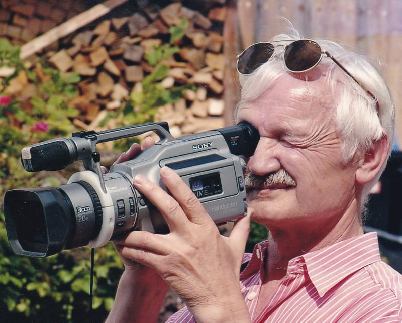 Waldemar Jauch mit Videokamera in der Hand