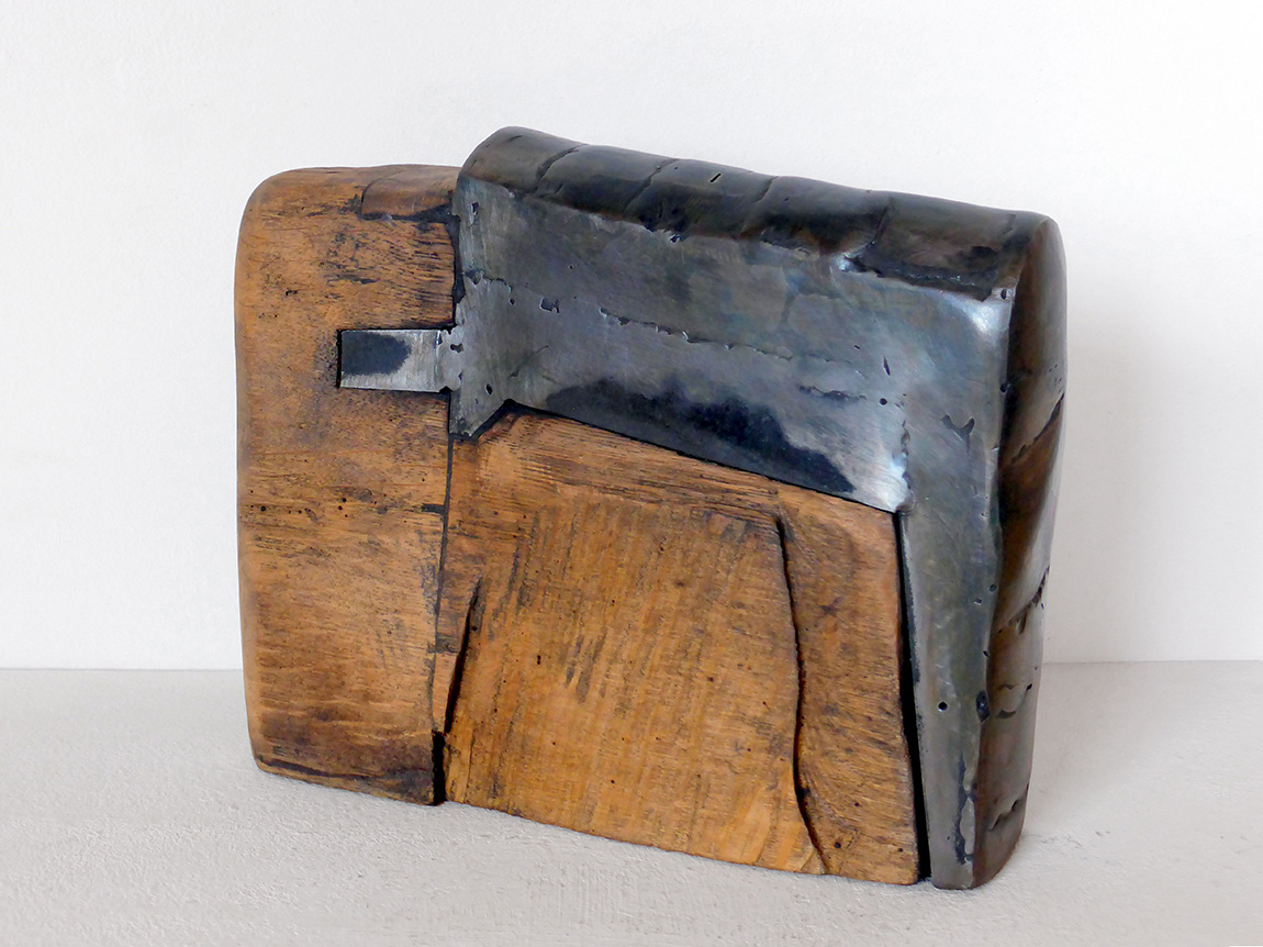 ein Quader aus Holz und Eisen