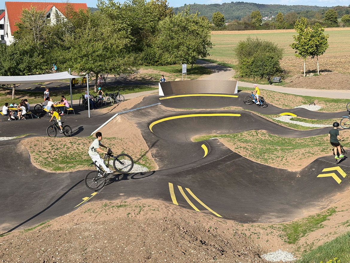 Radfahrer auf einem neu gestalteten Pumptrack