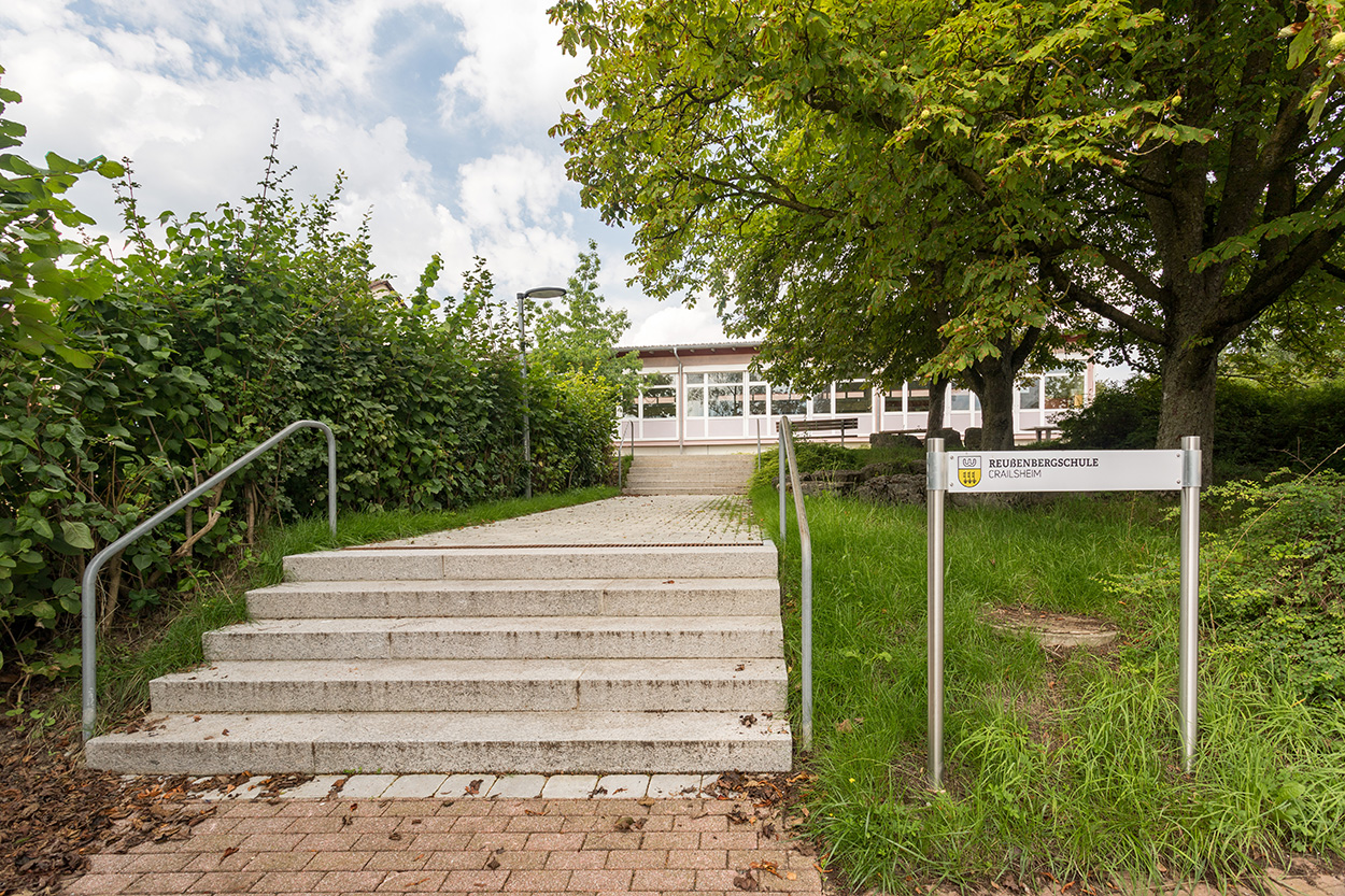 Eine Treppe, die zu einem Schuleingang führt