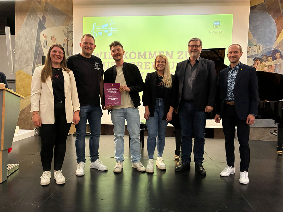 Eine klerine Gruppe lächelt in die Kamera