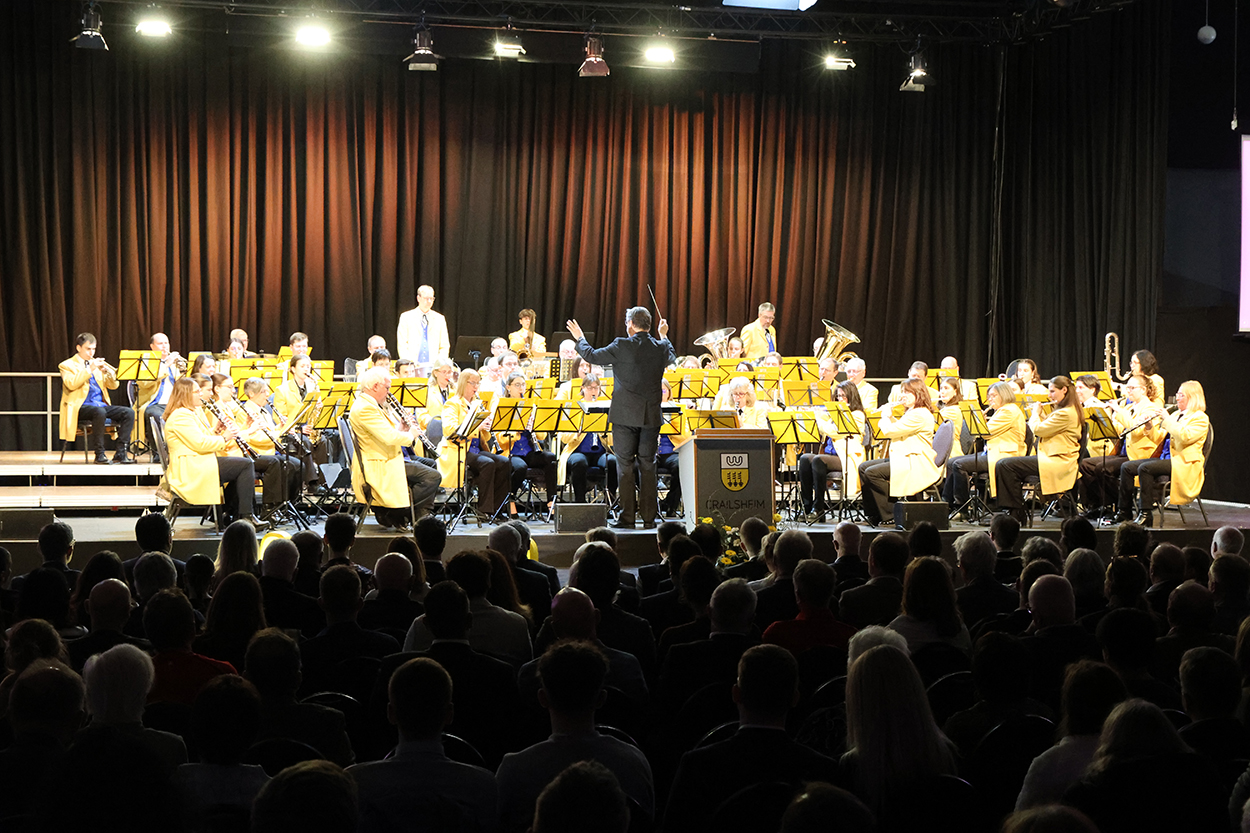 eine Kapelle auf einer großen Bühne