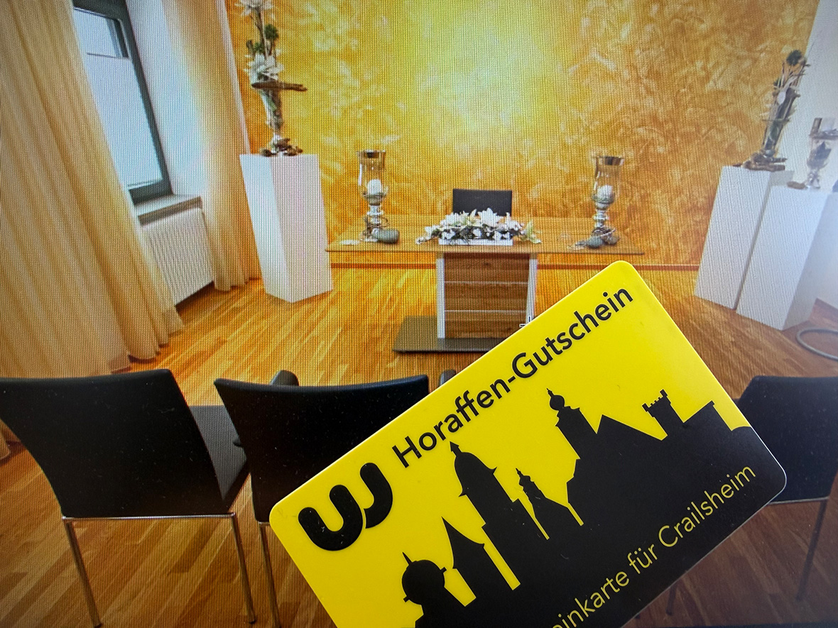 Ein gelb-schwarzer Gutschein vor einem Trauzimmer