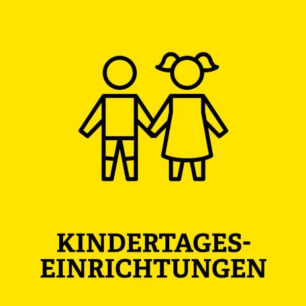 gelbe Kachel mit zwei Männchen und der Aufschrift Kindertageseinrichtungen