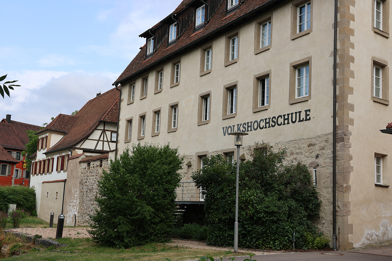 Ein älteres Gebäude mit dem Schriftzug Volkshochschule