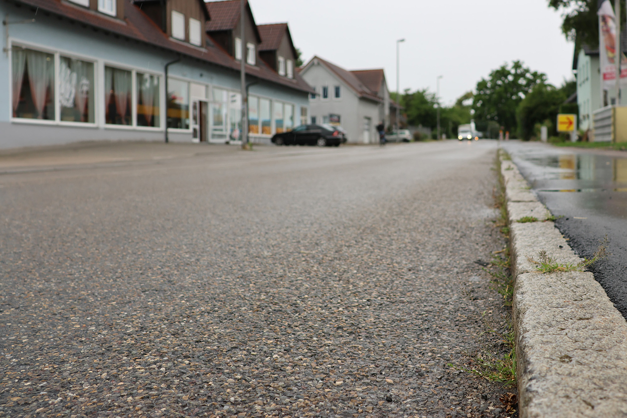 eine Straße aus der Froschperspektive