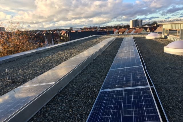 Photovoltaik-Module auf dem Dach eines Kindergartens