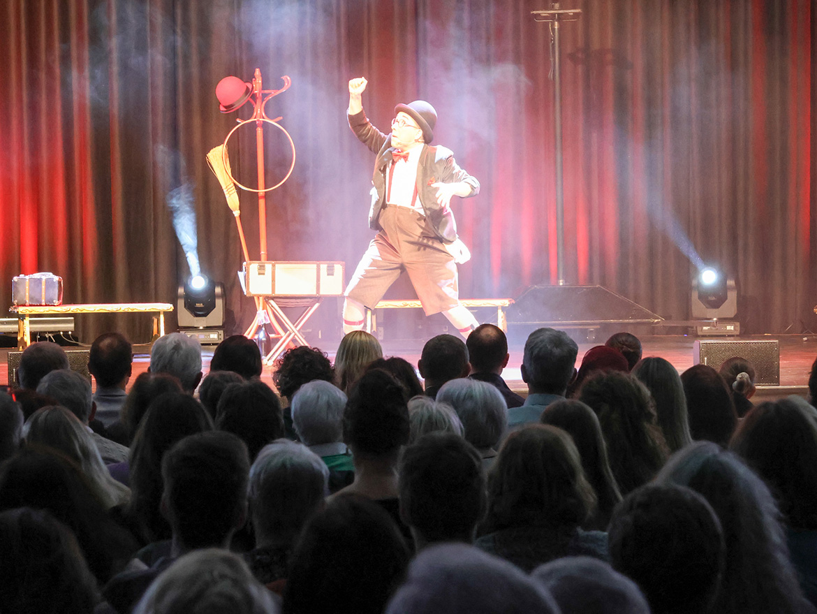 Ein Clown auf einer hell erleuchteten Bühne