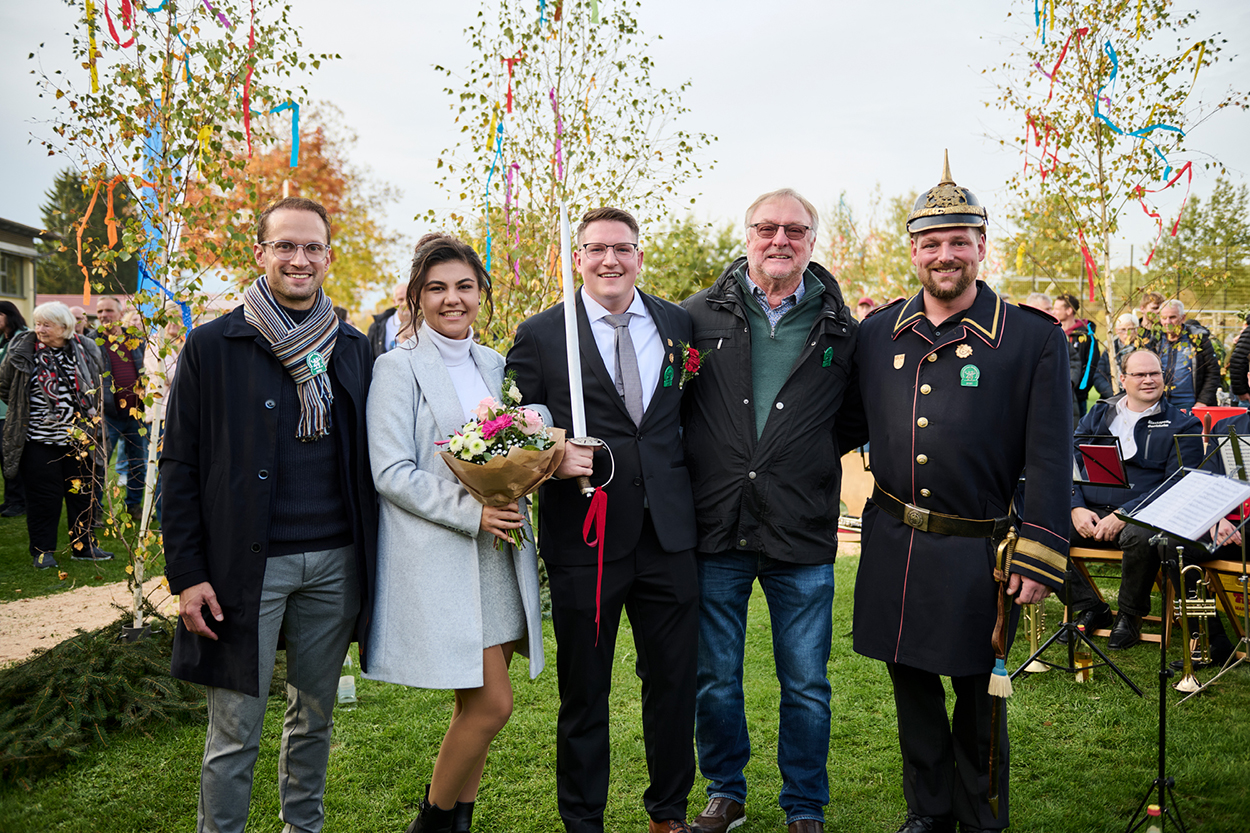 Stadtverwaltung Fünf Personen, teils kostümiert, lächeln in die Kamera