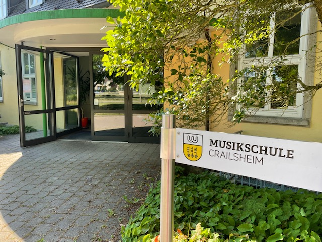 Der Eingang eines Hauses, rechts ein Schild auf dem Musikschule Crailsheim steht