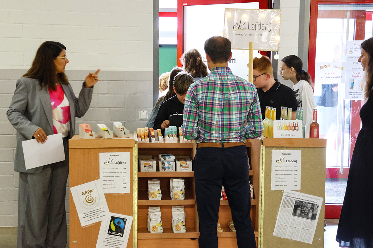 Einige Leute an einem Stand in einer Aula