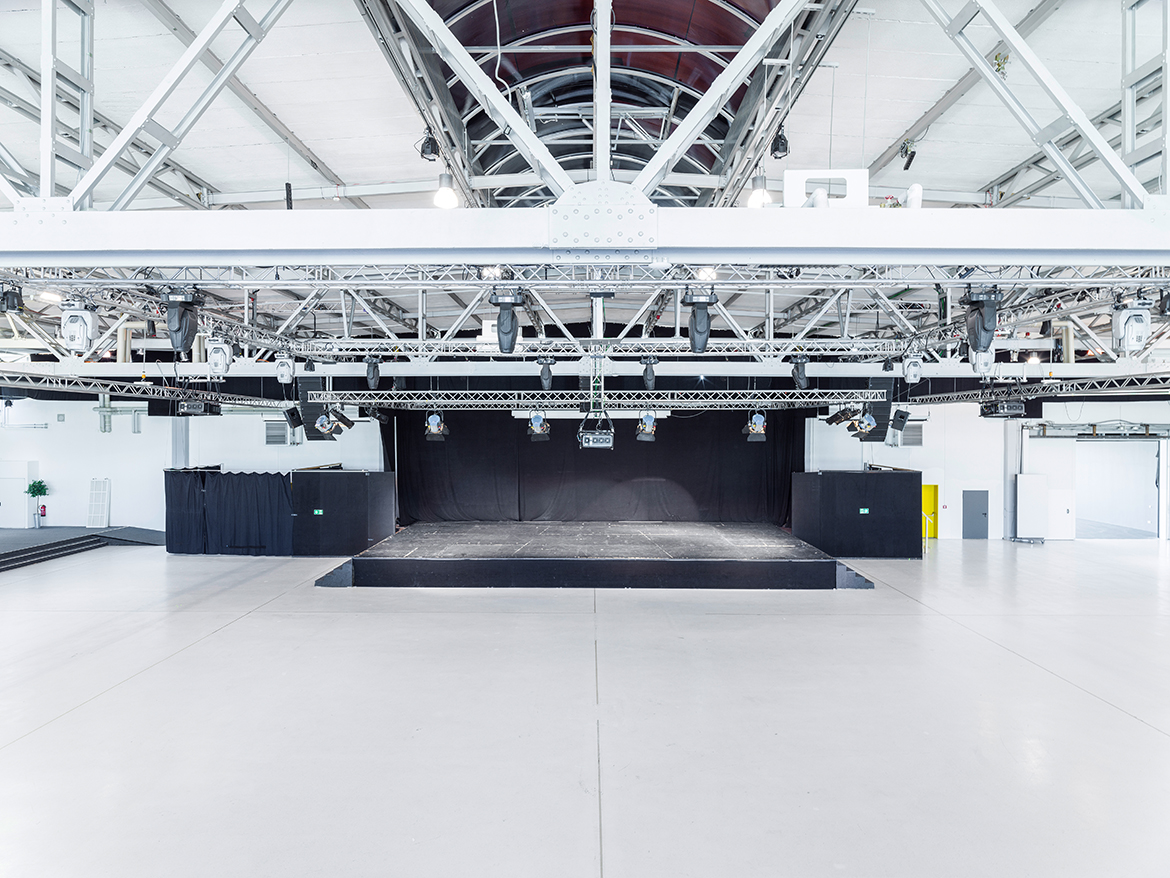 Stadtverwaltung Eine leere Bühne im leeren Hangar