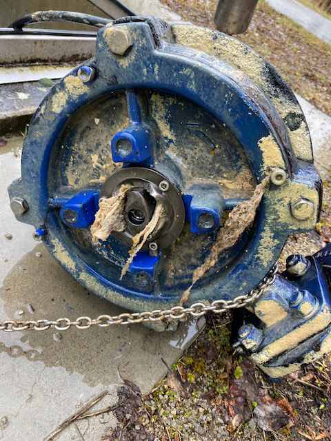 Eine Abwasserpumpe, die völlig verdreckt mit Feuchttüchern ist