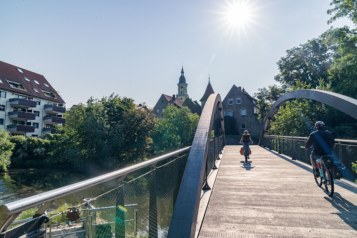 Zwei Radfahrer auf einer Brücke