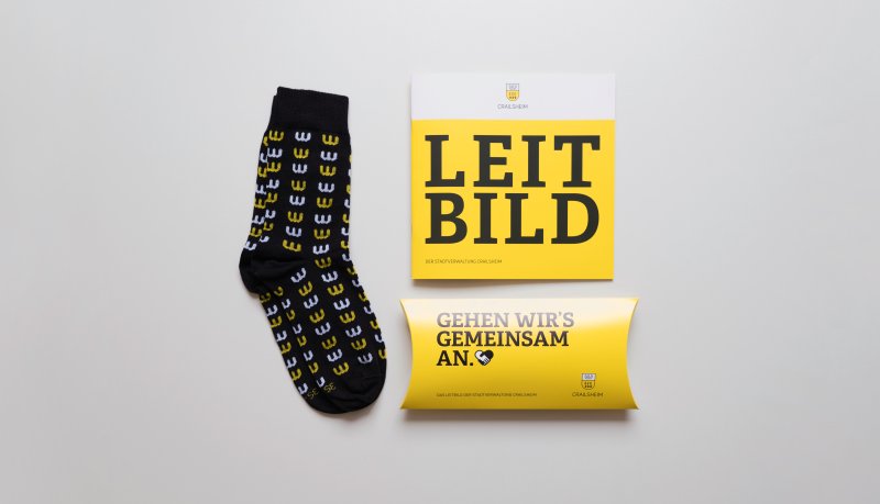 Socken mit Horaffen, der Leitbild Broschre und der Verpackung der Socken