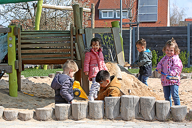 Spielende Kinder in einem Sandkasten