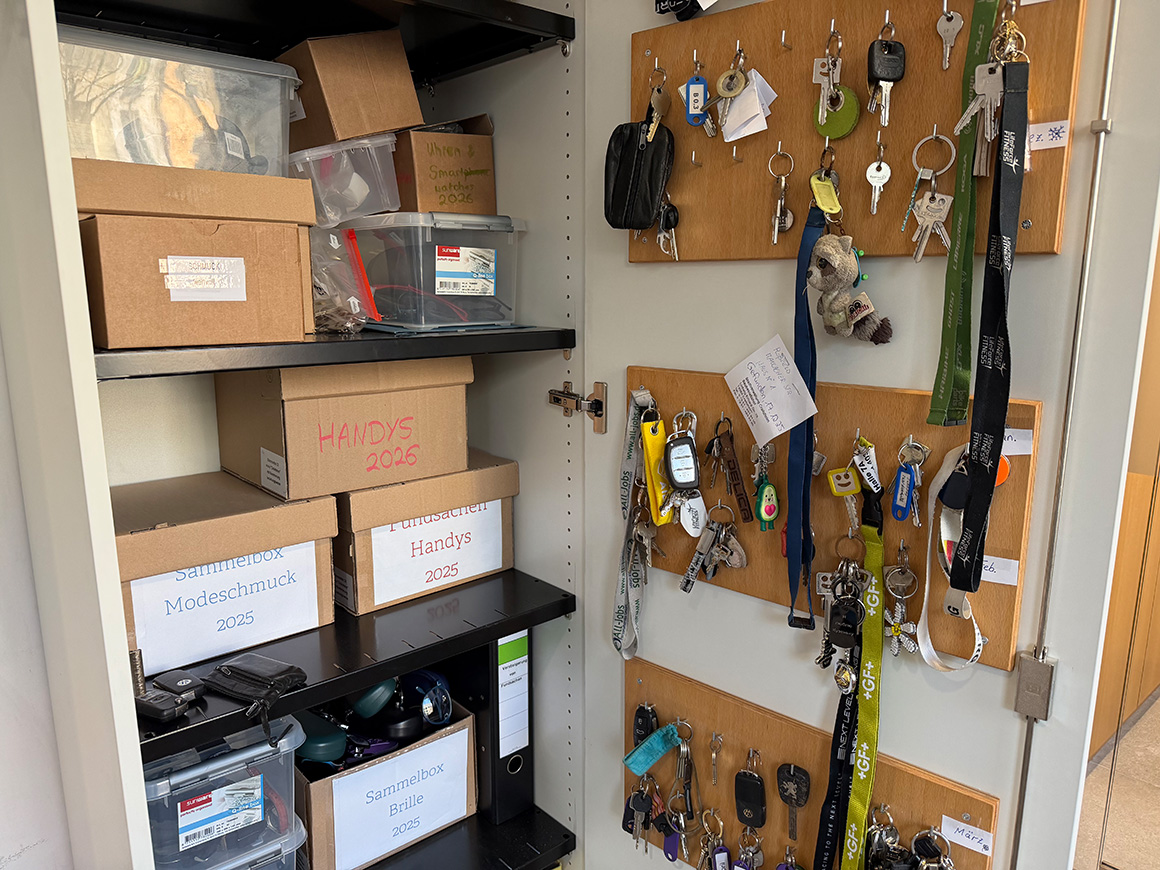 Ein Schrank voller Schlüssel und Kartons