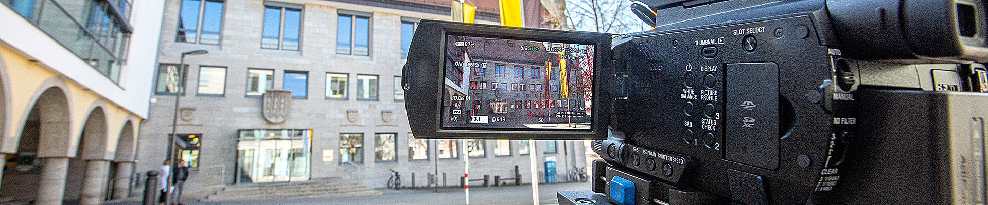 Eine Kamera steht vor dem Rathaus