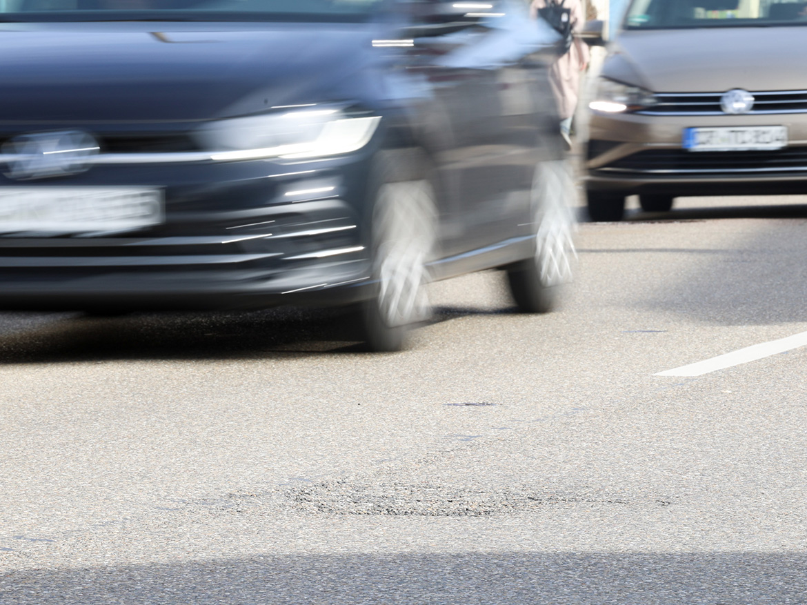 Leicht verschwommene Autos fahren auf einer Straße