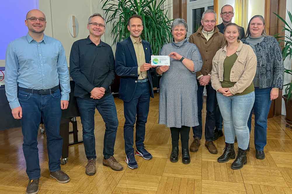 Einige Leute lächeln in die Kamera