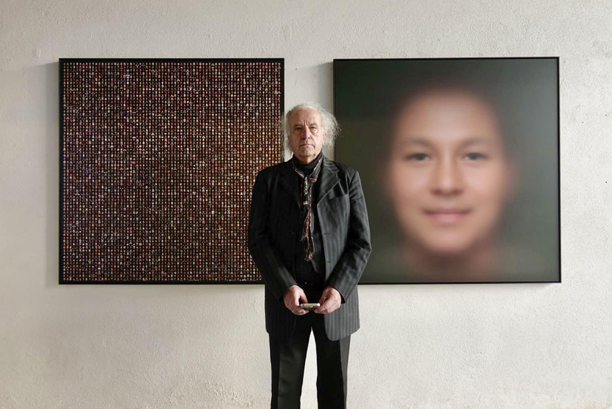 Ein älterer Herr steht vor zwei Bildern