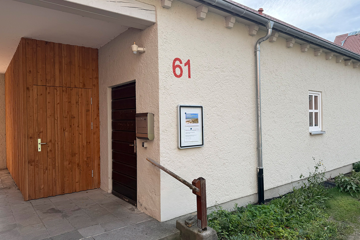 Der Eingang zu einem Gebäude mit der Nummer 61